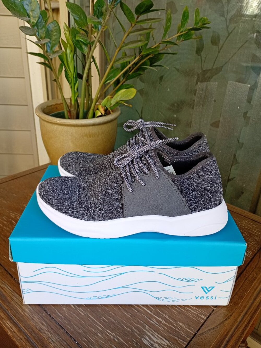 VESSI Everyday Pebble Grey Waterproof Sneakers Womens 8 New in Box